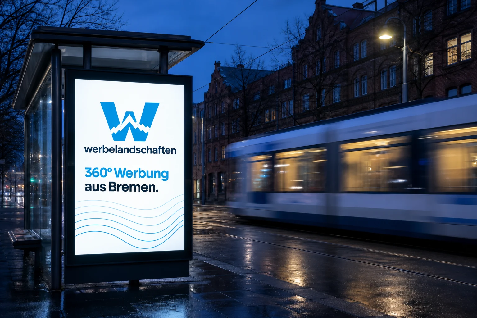 Plakat an einer Straßenbahnhaltestelle in der Abenddämmerung