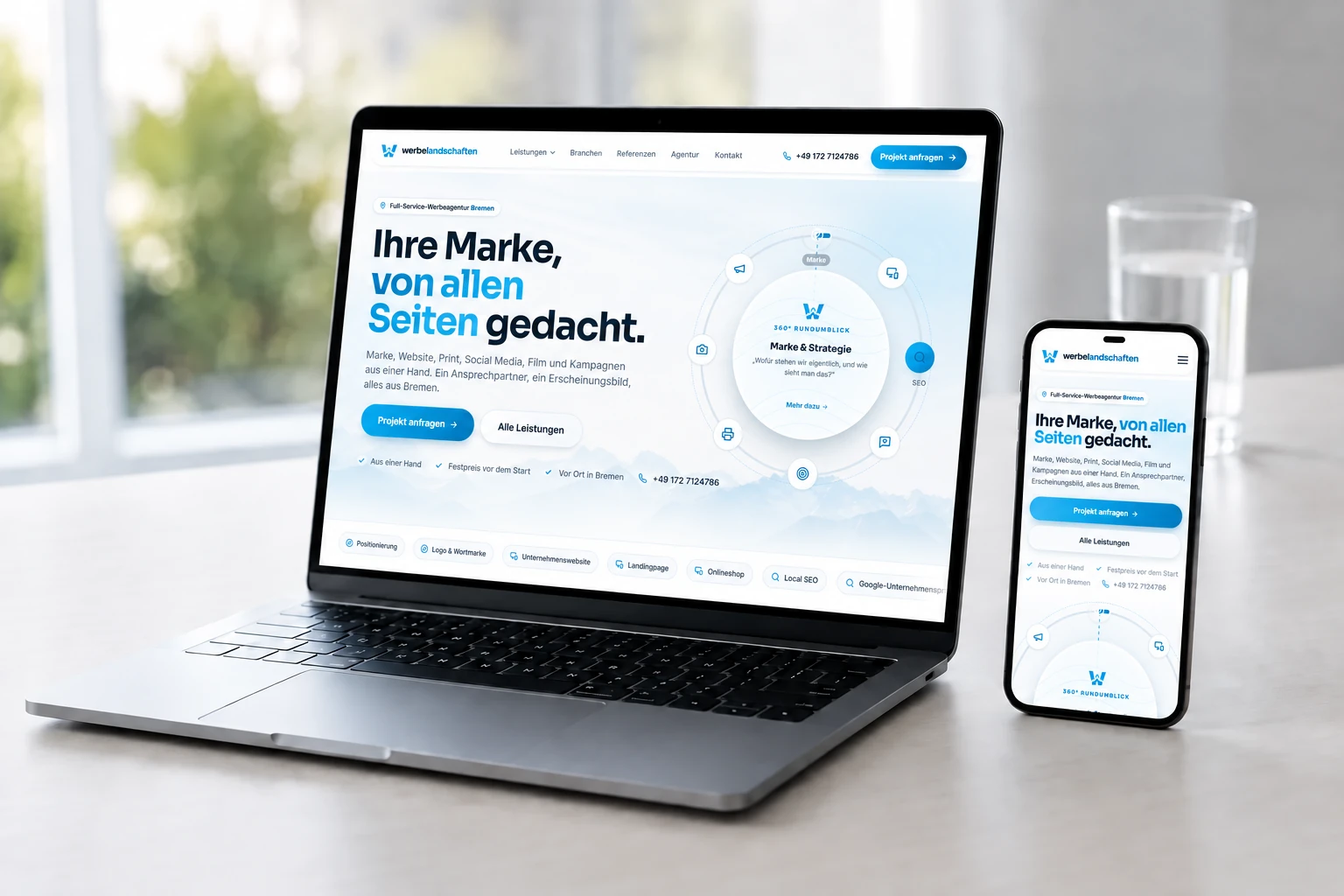 Notebook und Smartphone zeigen dieselbe moderne Unternehmenswebsite